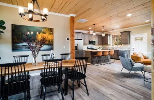 Garden Valley Cabin | Refined Living Surrounded by Beautiful Scenery and Amazing Wildlife