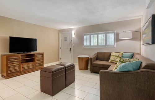 Jekyll Island Hotel | Refresh in a Spacious Room Near Jekyll Island Marina | w/Onsite Outdoor Pool!