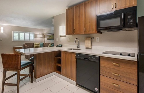 Jekyll Island Hotel | Refresh in a Spacious Room Near Jekyll Island Marina | w/Onsite Outdoor Pool!