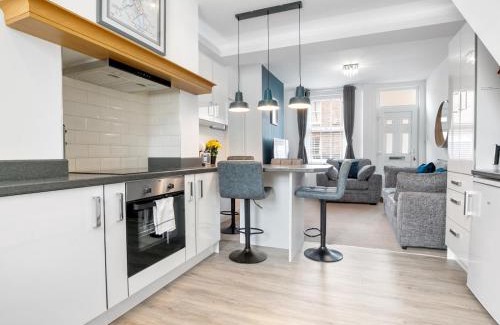 York House | Refurbished 2 Bed Close To City Pass The Keys