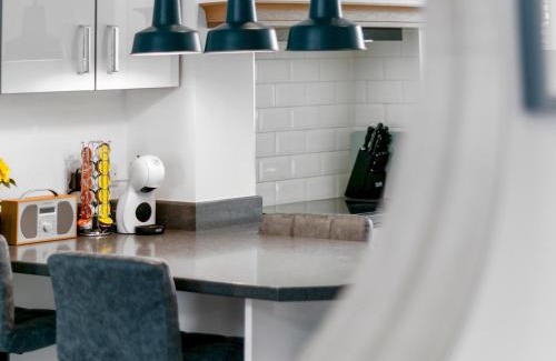 York House | Refurbished 2 Bed Close To City Pass The Keys