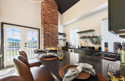 Pittsburgh House | Regal Bricks LUX - City View - Parking - 5 Min to Downtown - Fire Pit