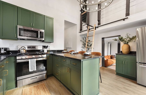 Pittsburgh House | Regal Bricks LUX - City View - Parking - 5 Min to Downtown - Fire Pit