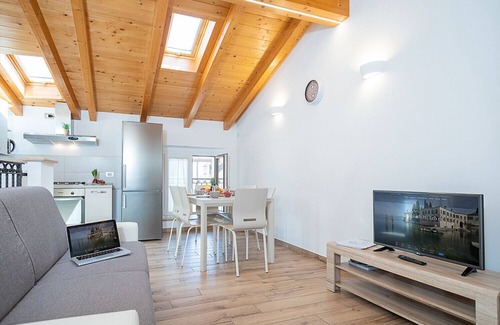 Bardolino Ski Chalet | Regarda - Romantic apartment Casa Rossa 2 with wifi, air conditioning