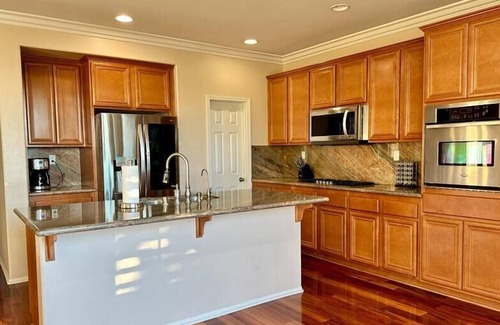 Eastvale House | Regency Eastvale newly refreshed 4BR 3BA-Sleeps 10