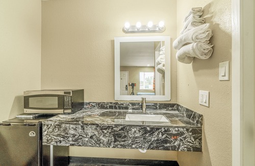 Rockdale Hotel | Regency Inn By OYO Rockdale TX