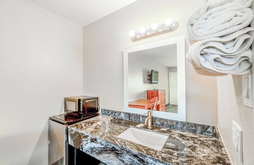 Rockdale Hotel | Regency Inn By OYO Rockdale TX