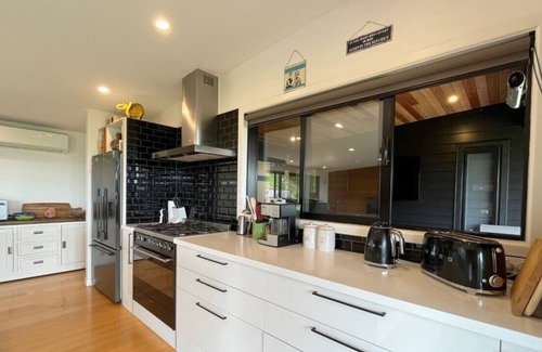 Ostend House | Relax and enjoy the turquoise water of Anzac Bay