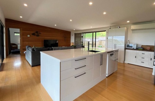 Ostend House | Relax and enjoy the turquoise water of Anzac Bay