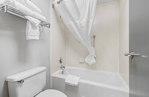 Orchard District Hotel | Relax and Recharge! 4 Comfortable Units! Near Cascade Village Shopping Center!