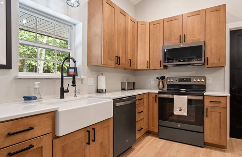 Egg Harbor Cottage | Relax and Recharge in Newly Constructed Classic Door County Cottage