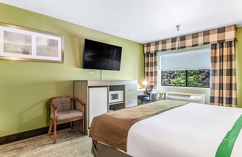 Poulsbo Resort | Relax and Recharge in Poulsbo! Free Parking, Pet-friendly Property