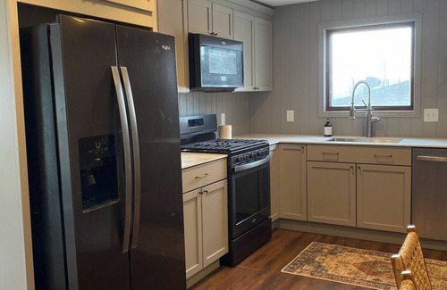 Como House | Relax and Reconnect: Spacious 4-Bedroom Retreat - Minutes from Downtown Geneva