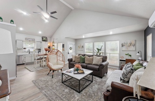Quitman House | Relax and Unwind, Serene 3BR Retreat - Creek Views & World-Class Fishing Nearby