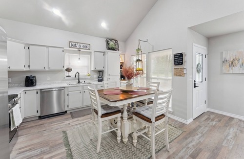 Quitman House | Relax and Unwind, Serene 3BR Retreat - Creek Views & World-Class Fishing Nearby