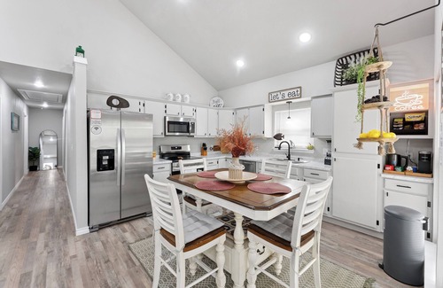 Quitman House | Relax and Unwind, Serene 3BR Retreat - Creek Views & World-Class Fishing Nearby