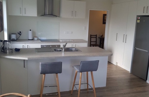 Otaki House | Relax in a quiet Garden Retreat