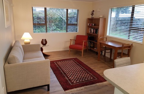 Otaki House | Relax in a quiet Garden Retreat