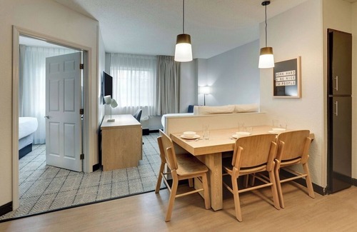 Doral Hotel | Relax in Doral | Pool, Gym, Free Parking, BBQ, Pets Allowed, Free Shuttle