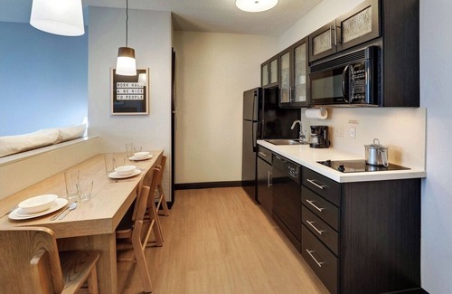 Doral Hotel | Relax in Doral | Pool, Gym, Free Parking, BBQ, Pets Allowed, Free Shuttle