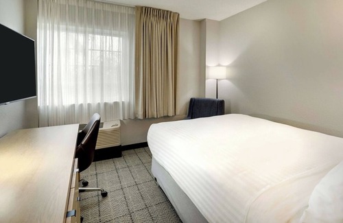Doral Hotel | Relax in Doral | Pool, Gym, Free Parking, BBQ, Pets Allowed, Free Shuttle
