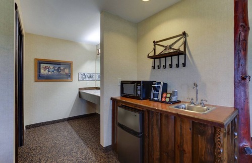 Columbia Hotel | Relax in Rustic Elegance at Columbia! Pool & On-site Bar | 3 Units
