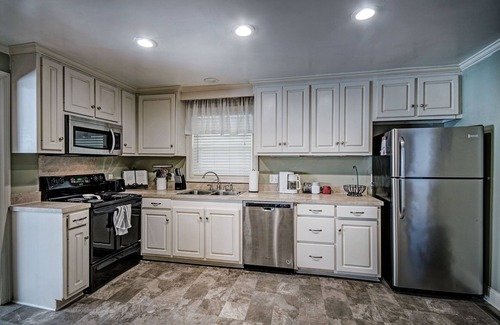 Tougaloo House | Relax in Shady Oaks Near Hospitals & Dining