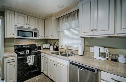 Tougaloo House | Relax in Shady Oaks Near Hospitals & Dining