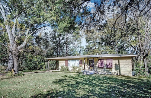 Tougaloo House | Relax in Shady Oaks Near Hospitals & Dining