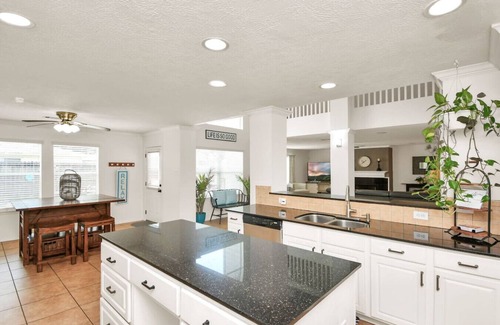 Atascocita House | Relax in Style! 6BR Houston Oasis w/Pool & Spa