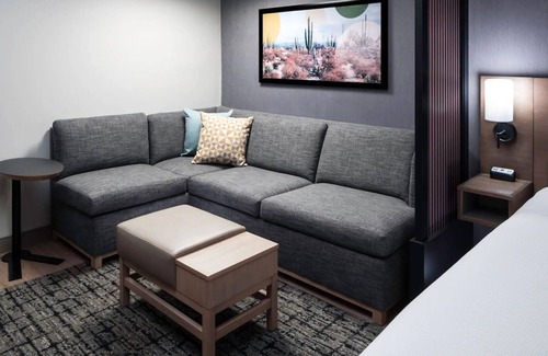 Tempe Hotel | Relax in Tempe – Pool, Gym & Views, Steps to Mill Ave, Botanical Garden, & Shops