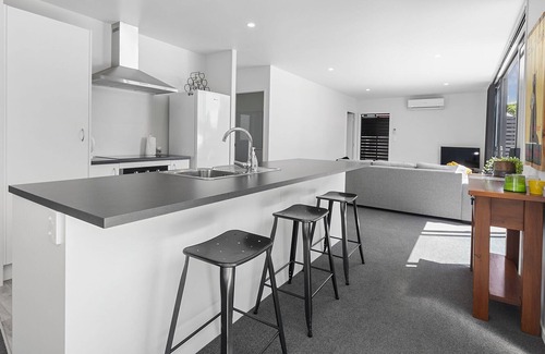 Leigh House | Relax in the Heart of Leigh - Leigh Holiday Home