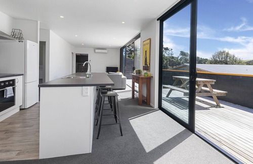 Leigh House | Relax in the Heart of Leigh - Leigh Holiday Home