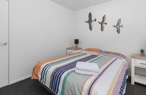 Leigh House | Relax in the Heart of Leigh - Leigh Holiday Home