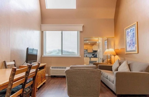 Steamboat Springs Apartment | Relax in the Hot Tub & Sauna at this Scenic Studio w/Shuttle Service! Parking