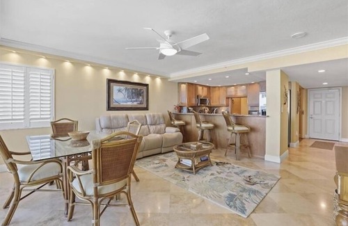 Park Shore Condo | Relax in this tropical decorated condo - CL1103