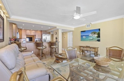 Park Shore Condo | Relax in this tropical decorated condo - CL1103