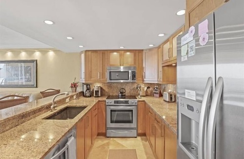 Park Shore Condo | Relax in this tropical decorated condo - CL1103