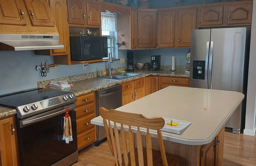 Climax Springs House | Relax, just 3 steps to the lake! Great Outdoor space. Dock with boat parking. n