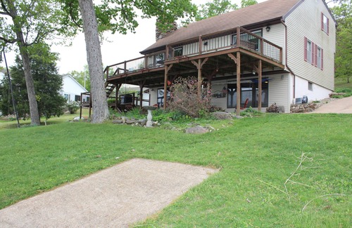 Climax Springs House | Relax, just 3 steps to the lake! Great Outdoor space. Dock with boat parking. n