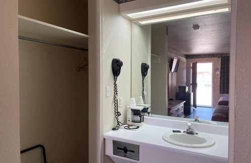 Mathis Hotel | Relax Near Lake Corpus With Attractions & Free Guest Parking