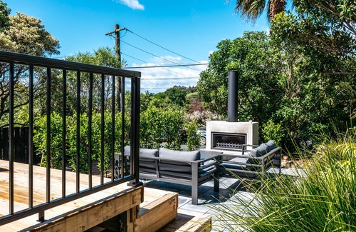 Oneroa House | Relax on Ridge | 7 seater car included