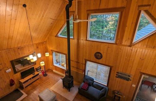 Chertsey Ski Chalet | Relax On the Lake Waterfront with Hot Tub
