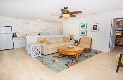 Sanibel Condo | Relax on your private deck with Gulf views Sanibel Island - Pet Friendly - Signal Inn 09