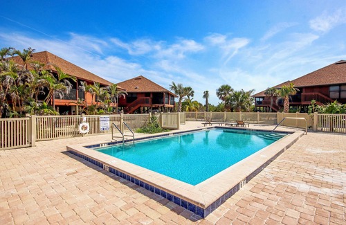 Sanibel Condo | Relax on your private deck with Gulf views Sanibel Island - Pet Friendly - Signal Inn 09