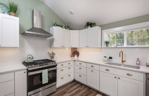 Harrison Cottage | Relax & Unwind at Anna's Place! Stylish interior, gardens + a beautiful patio.