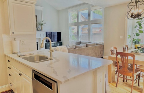 Eagle House | Relax & unwind in sun rm yoga rm & private HOT TUB