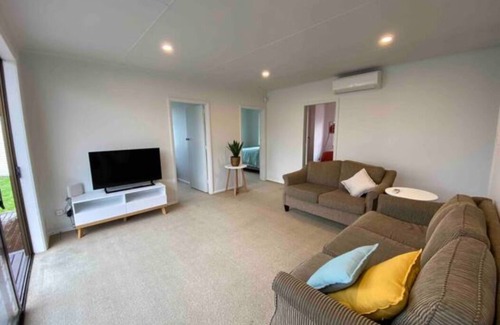 Mangakino Cottage | Relax, Unwind or go Hard on the Lake - Just a 3-min Walk From our Basic Bach