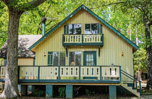 Pine Mountain Ski Chalet | Relax with your fur baby in this spacious chalet near Callaway Gardens
