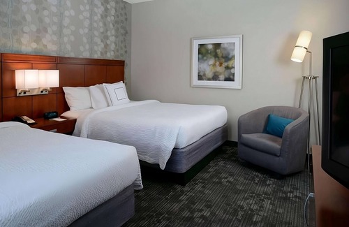South Kansas City Hotel | Relaxation Retreat in Kansas City! 2 Modern Units, Pets Allowed, Free Parking